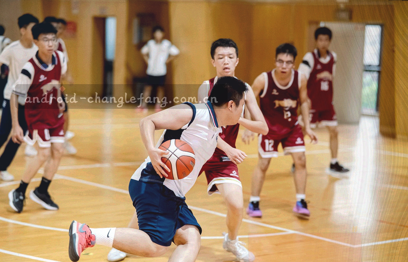岭南坊市建筑外观局部，青砖墙、木格窗与成排灯笼形成纵深街巷，画面中没有人物